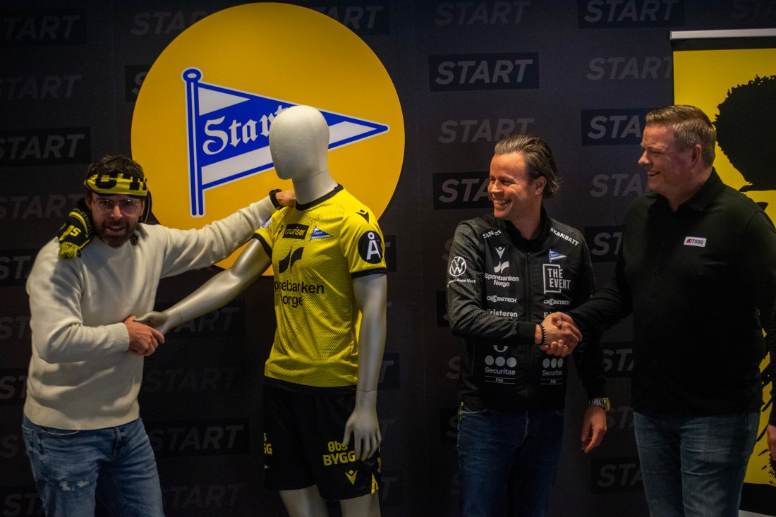 God stemning på kontoret etter at forlengelsen ble underskrevet! (F.v) Carl Fredrik Holst, marked og kommunikasjonsjef, 07000, Kristian Westgaard, salgs- og markedsjef, IK Start og Jarle Johnsen fra 07000