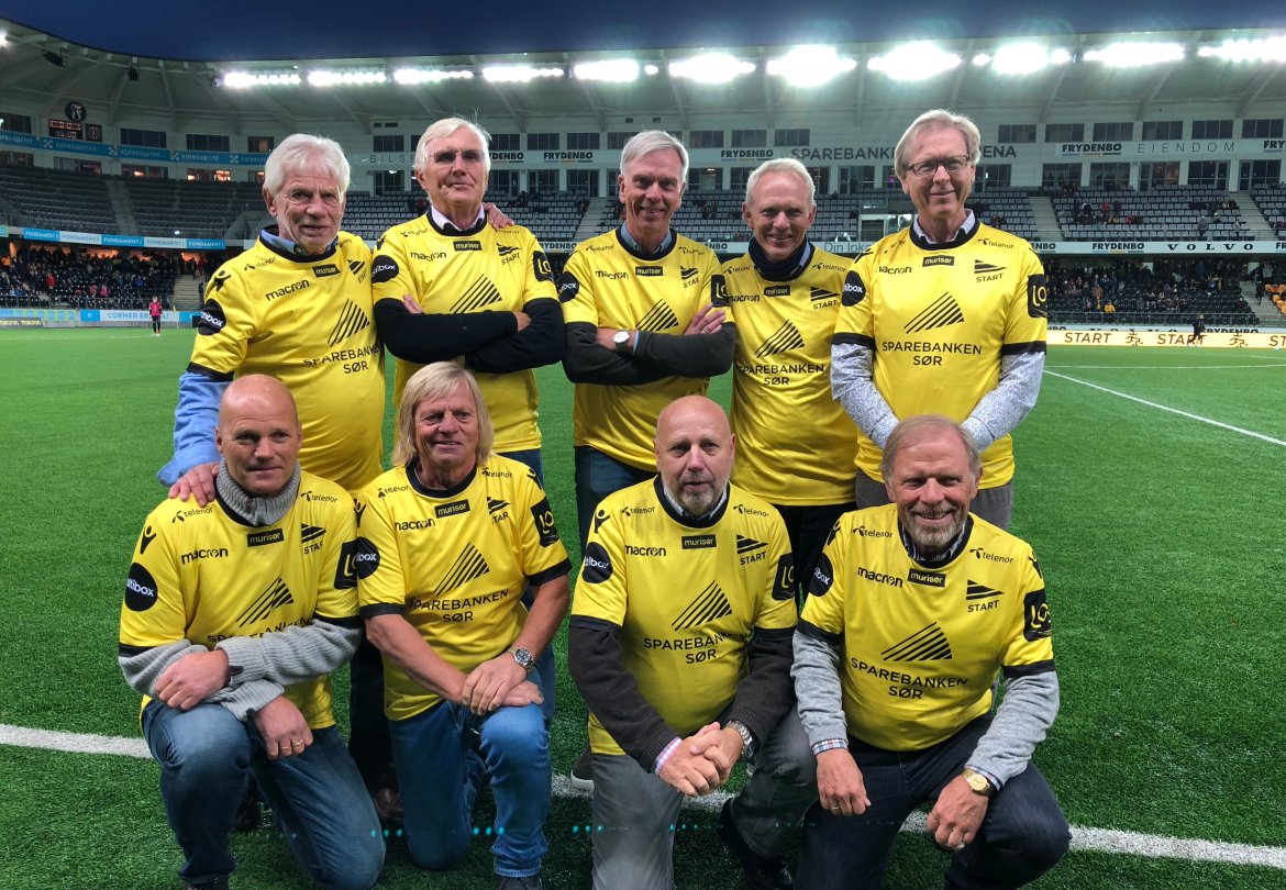 I pausen ble gullaget fra 1978 hyllet. Ni av spillerne var tilstede:  Cay Ljosdal, Svein Kaalaas, Thorgny Svenssen, Helge Breilid, Thor Einar Andersen, Preben Jørgensen, Audun Myhre, Roald Rørheim og Trond Pedersen. Foto: Ole G. Sørensen