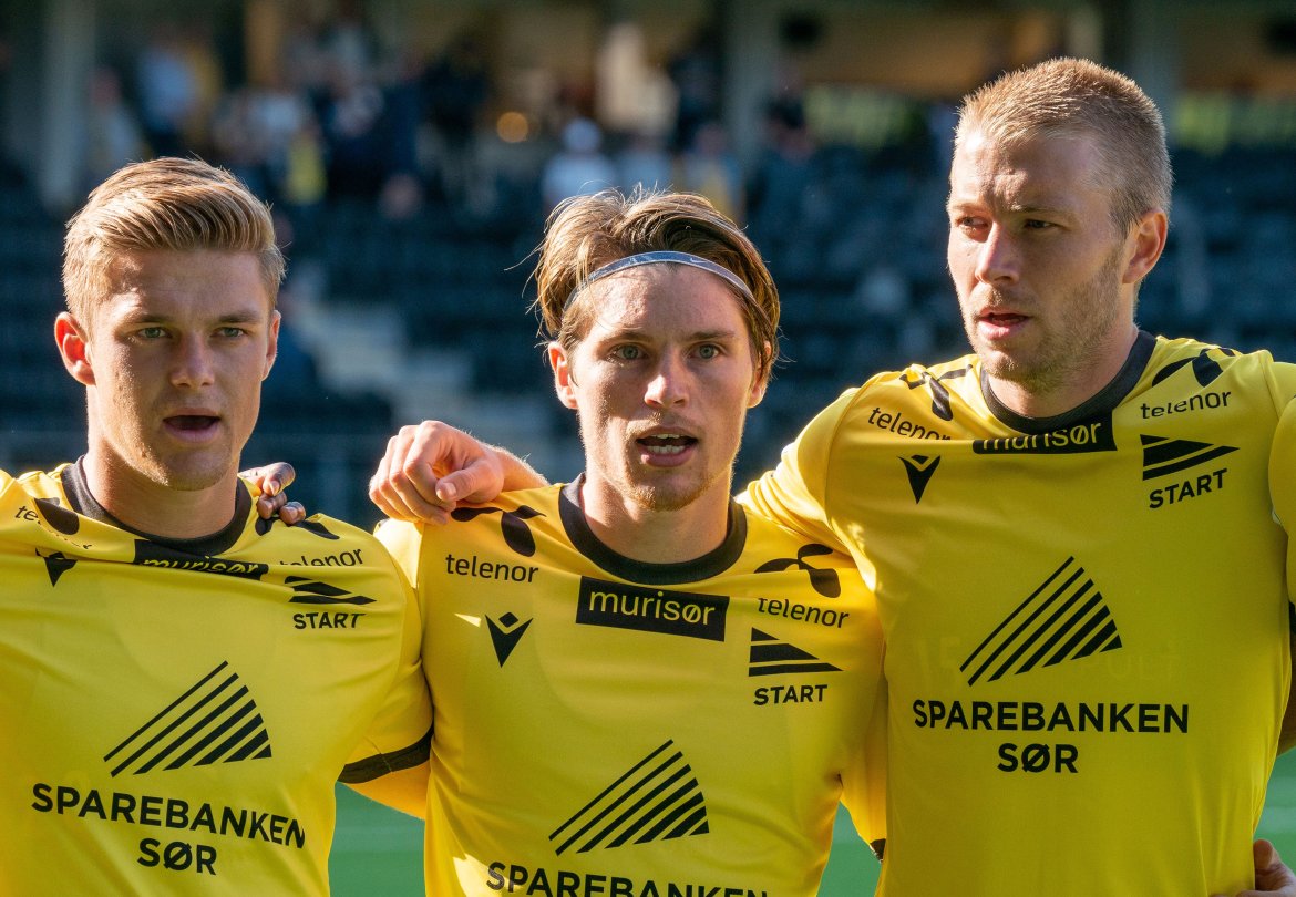 Mathias, Kasper og Henrik synger hymnen