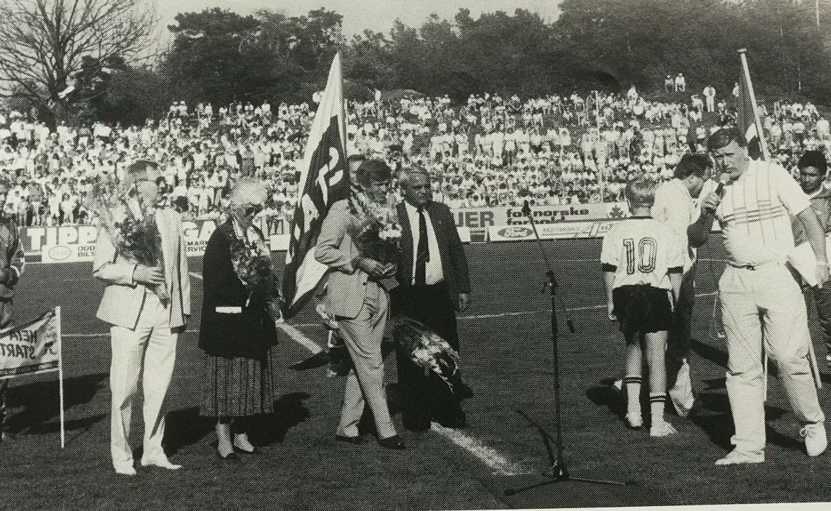 Bostrøm (t.h.) har også vært intervjuer på indre bane. Her er han sammen med blant andre klubbformann Finn Hanssen (t.v.), varaordfører Harald Sødal og fotballpresident Per Ravn Omdal.