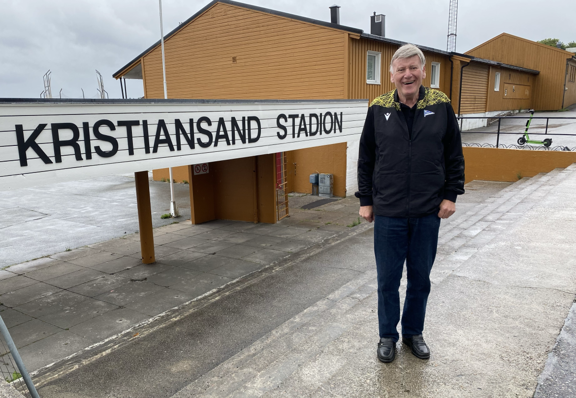 Per Svein Bostrøm utenfor Kristiansand stadion, der han begynte som Start-speaker for 50 år siden.