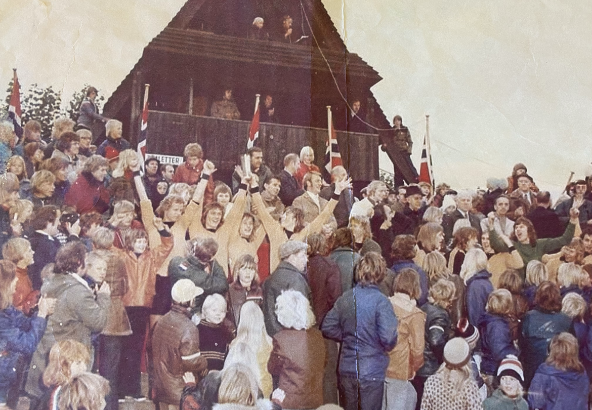 Slik så det ut da Start vant NM for juniorer på Kristiansand stadion i 1974. Per Svein Bostrøm var selvsagt på plass i speaker-tårnet.