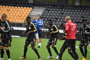 Adeleke Akinyemi i oppvarming, like foran Afeez Aremu, som han tidligere har spilt sammen med i Nigeria.