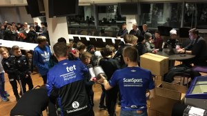 Jørgen Rostrup deler ut medisinsk pakke til de yngste spillerne.