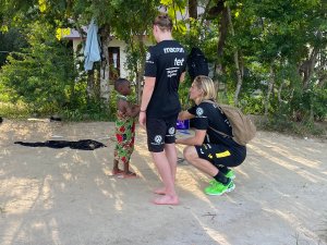 Mikael og Erlend møter en liten gutt på besøk hos en familie i Tanzania. 