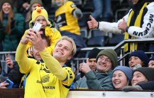 Jonatan Braut Brunes feirer med fansen etter kampen mot Åsane. Foto: Ann-Kristin Røsbø, Hordlandsfotball