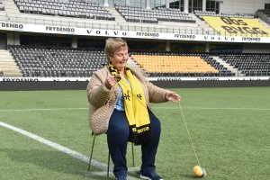 Aud Karin Holberg (Mor) strikker