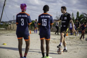 Espen Børufsen, leder samfunnsansvar, viser at han ikke har glemt «gamle» fotballkunster.