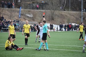 Vigørs Aron Abrahamsen får det røde kortet etter å ha felt Gudmundur Andri Tryggvason.