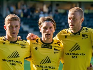 Mathias, Kasper og Henrik synger hymnen