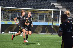 Treningen avsluttes med åtte minutter tøff løping. Sandberg og Robstad presser hverandre.