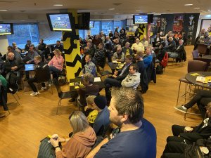 Rundt 150 Start-medlemmer og sesongkortinnehavere lytter til utviklingsleder Tomi Markovskis foredrag.