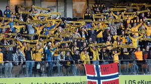 Supportere flagger synger