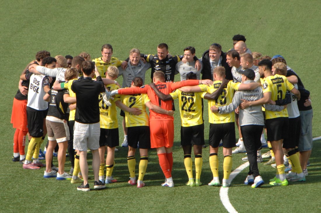 Vinnersirkel: spillere og støtteapparat takker hverandre for kampen (Foto: Kristin Søvik)