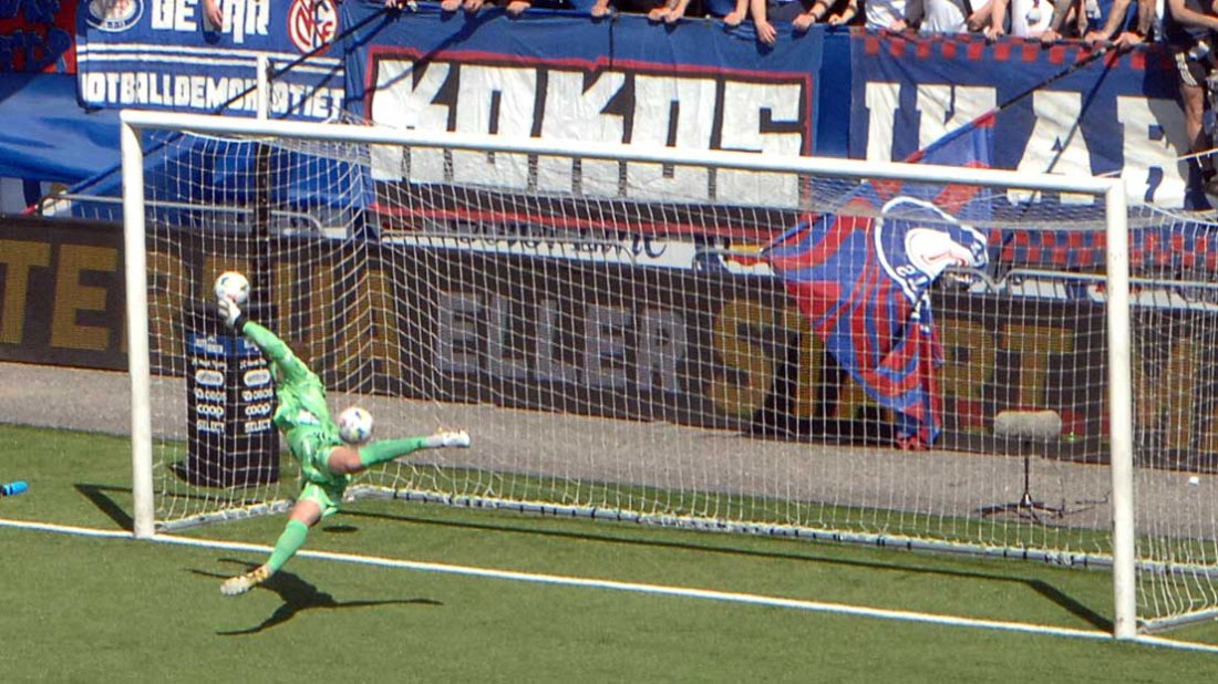 Oscar Hedvall kaster seg fortvilete etter den overraskende lobben fra Steve Mvoue , 2-0 til Start (Foto: Kristin Søvik)