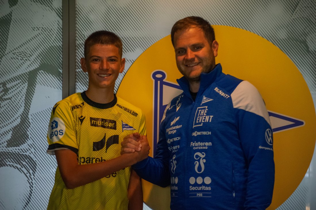 Aris og utviklingsleder i IK Start, Johan Gjønnes Nilsen like etter kontraktsigneringen.