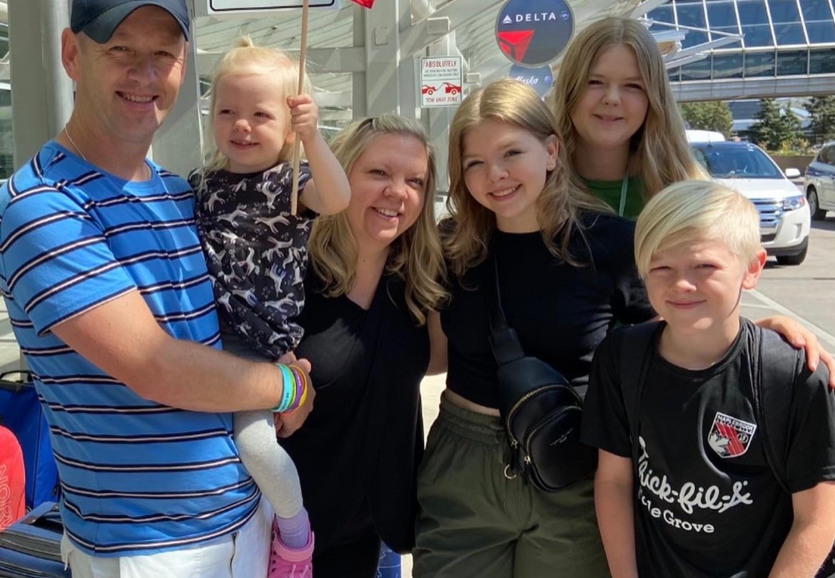 Frank Thomassen fotografert hjemme i Minneapolis i USA med familien sin; kona (Cami) og barna Sabina (17), Linnea (15), Elias (11) Iselin (3). (Foto: Privat).