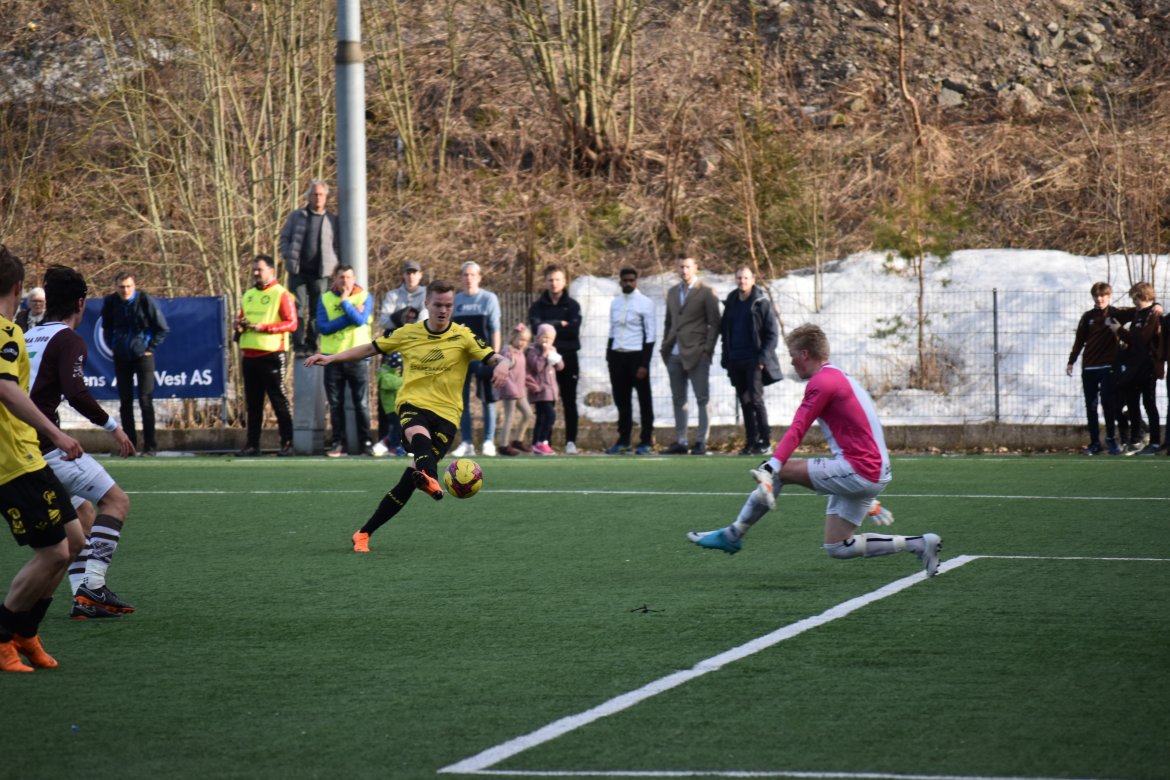 Aron Sigurdarson scoret hattrick, her setter han fint inn sitt første og Starts fjerde mål i kampen.