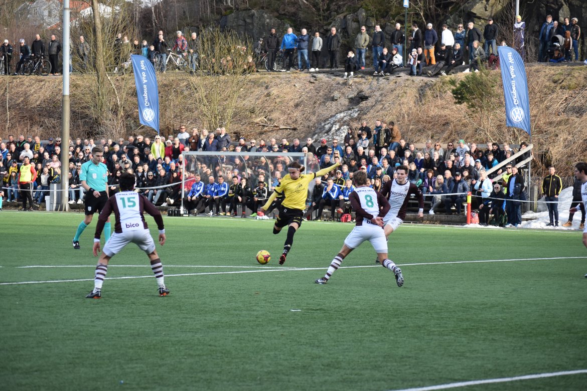 Gudmundur Andri Tryggvason går på skudd. Islendingen fikk sin første obligatoriske kamp for Start mot Vigør.