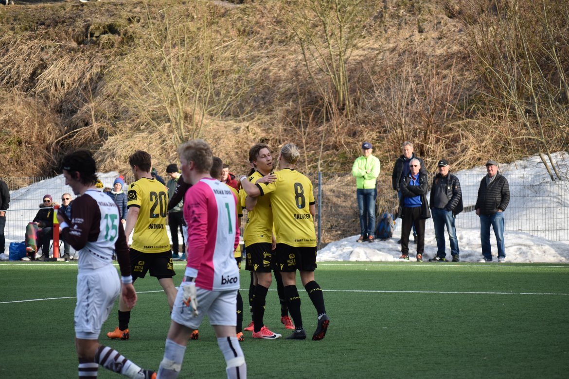 Niklas Sandberg gratulerer Lars-Jørgen Salvesen med mål mot moderklubben.