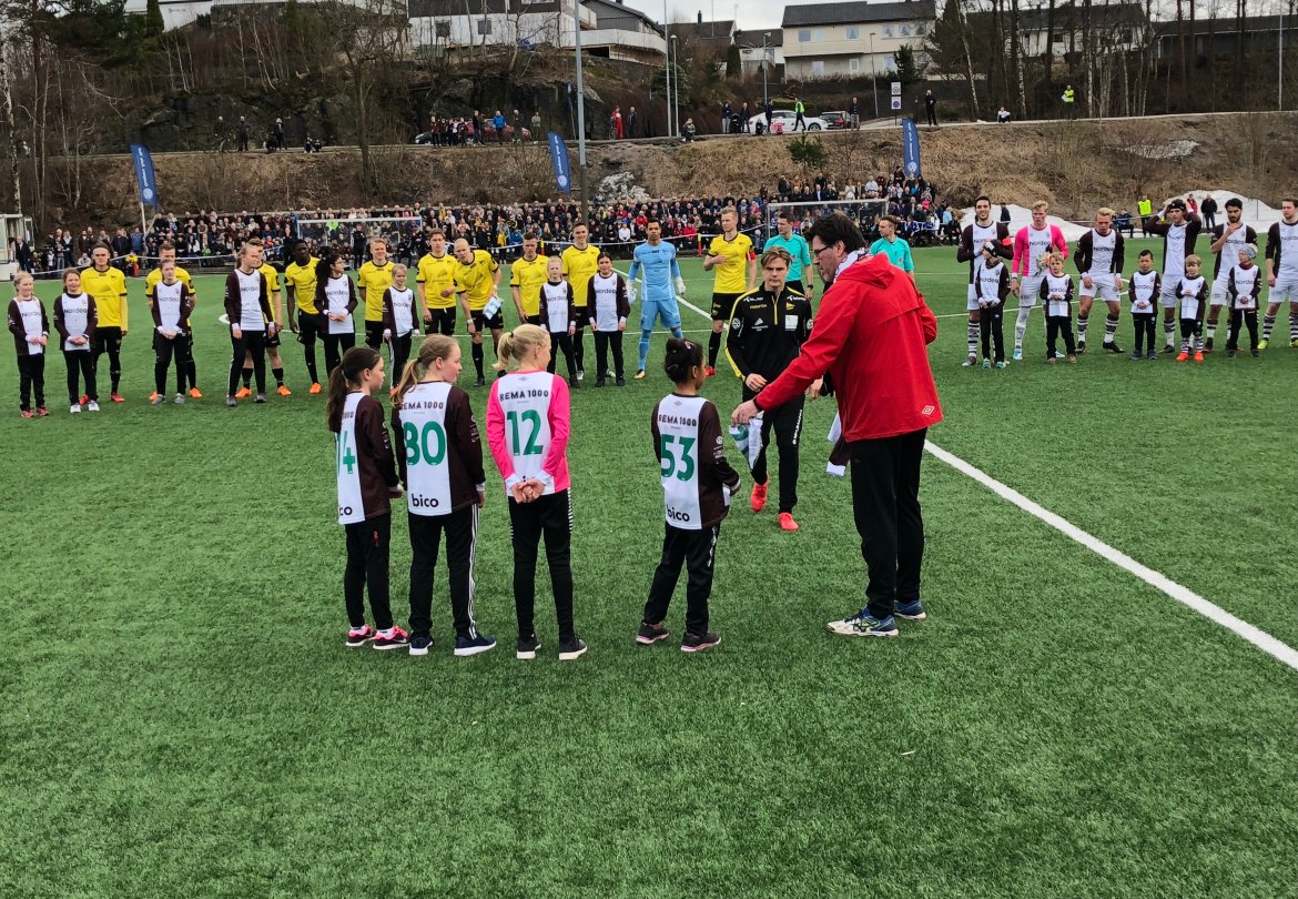 De fire Start-spillerne med bakgrunn fra Vigør ble hedret før kampen. Her skal Tobias Christensen få overrakt en Vigør-drakt av unge Vigør-spillere.