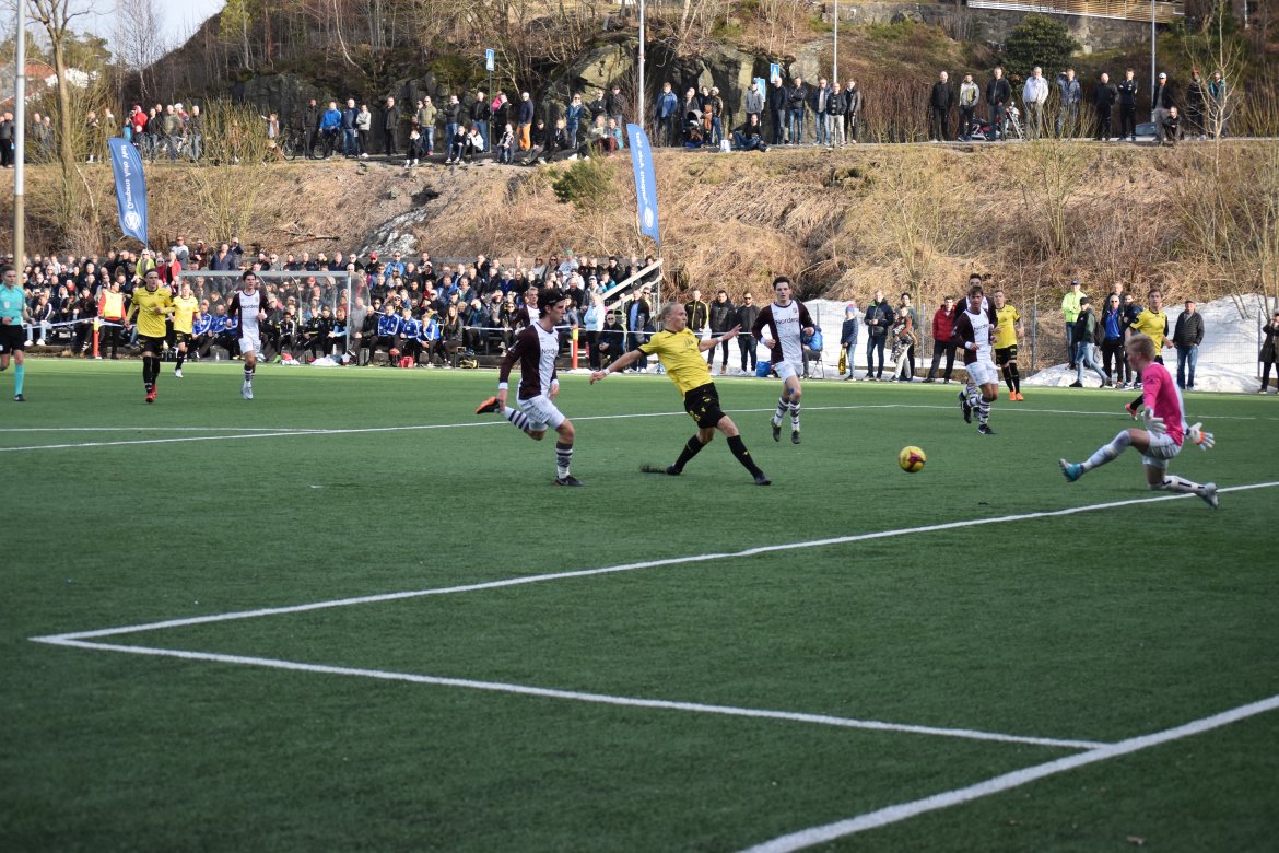 Salvesen styrer inn sitt første mål.