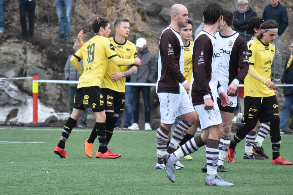 Kasper Skaanes gratulerer Aron Sigurdarson med hans tredje og flotteste scoring. 