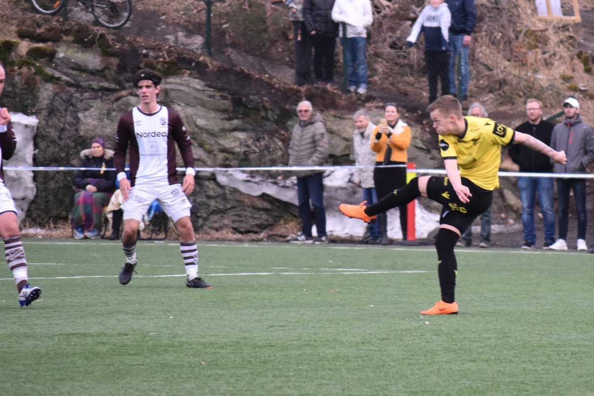 Aron Sigurdarson fyrer løs.