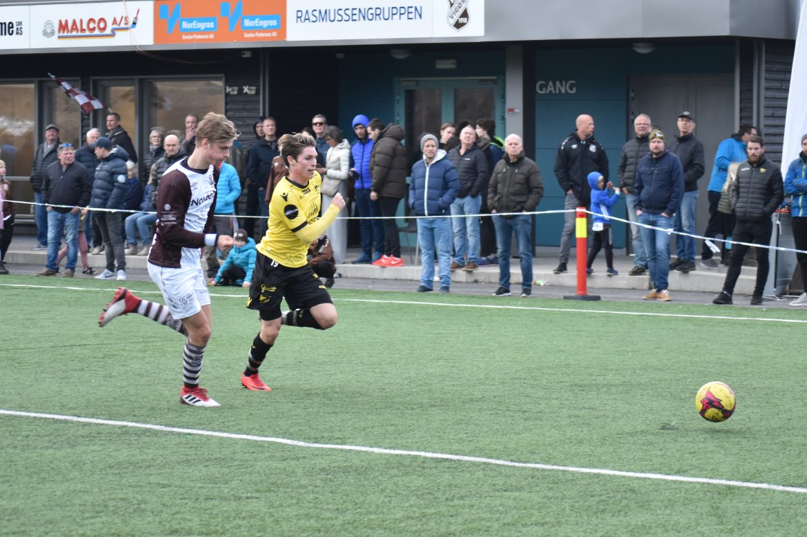 Kasper Skaanes viser frem farten sin.