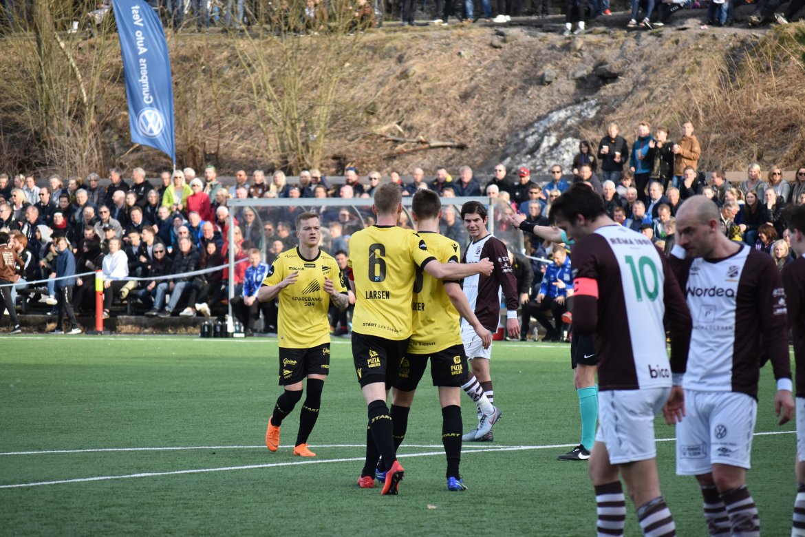 Hammer Berger gratuleres av Simon Larsen og Aron Sigurdarson.