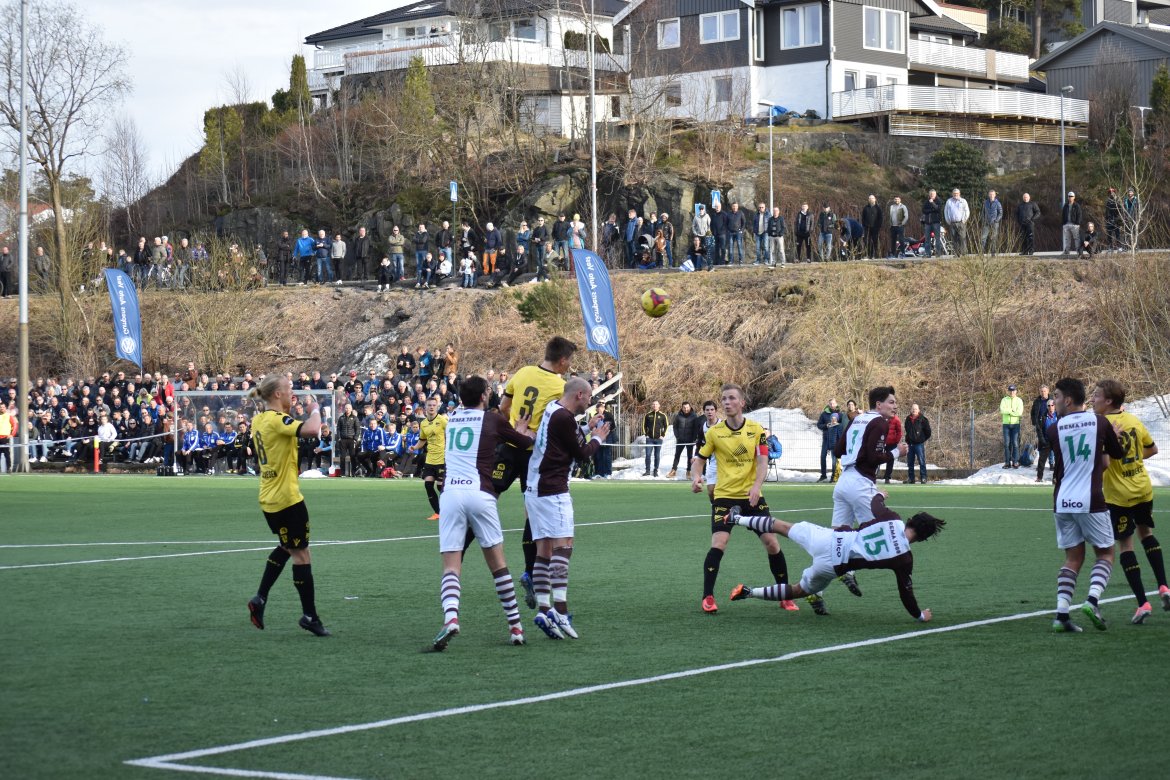 Espen Hammer Berger stiger til værs og header inn en corner.