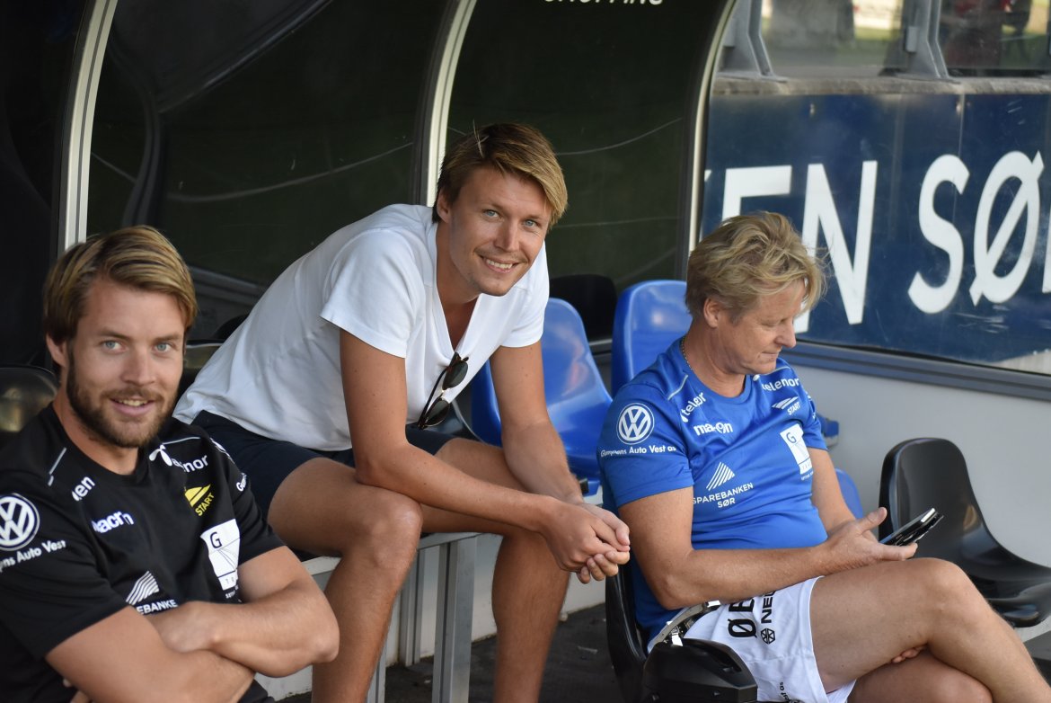 Hyggelig besøk på benken, tannlege og tidligere storscorer Mads Stokkelien på besøk. Espen Børufsen har fortsatt krykker, mens Øyvind Evjen følger nøye med på telefonen.