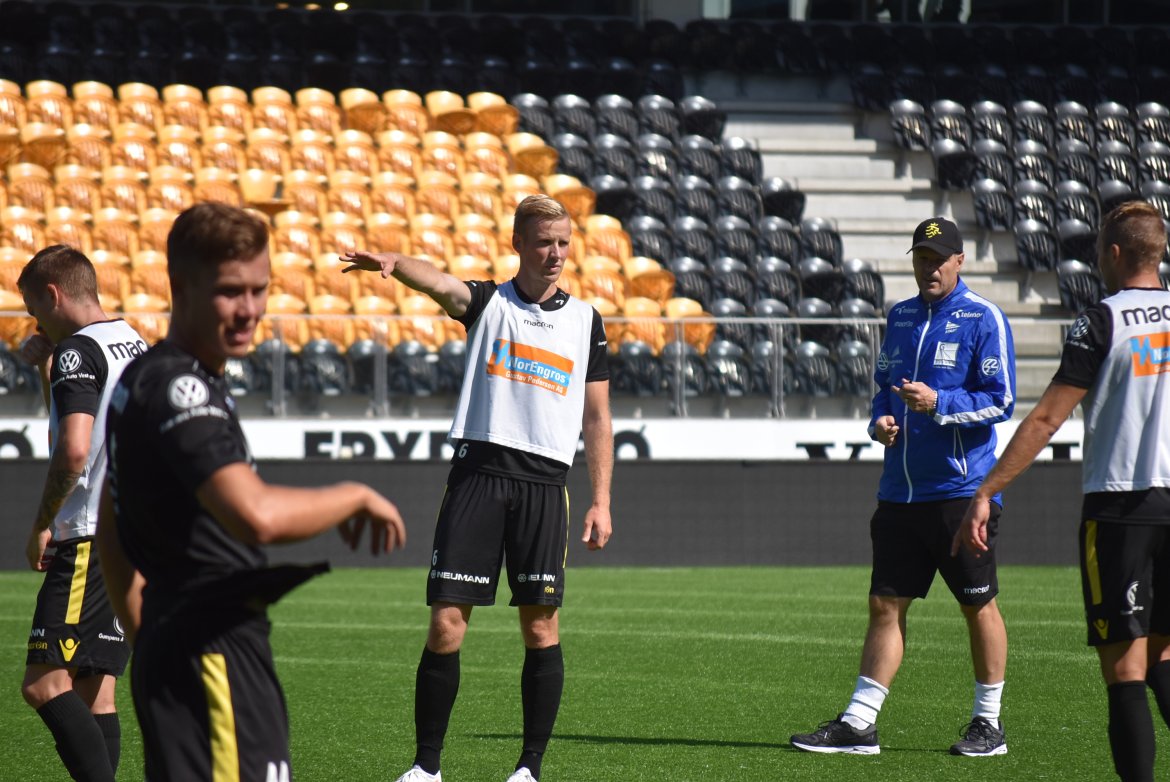 Det pekes og dirigeres. Simon gir beskjed hvordan han vil ha det.