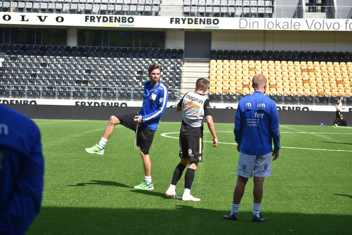 Morten Tandberg demonstrerer hva som skal gjøres.