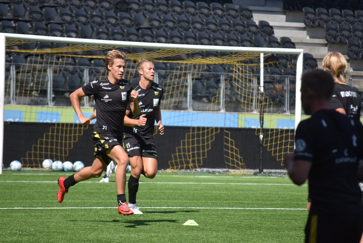 Treningen avsluttes med åtte minutter tøff løping. Sandberg og Robstad presser hverandre.