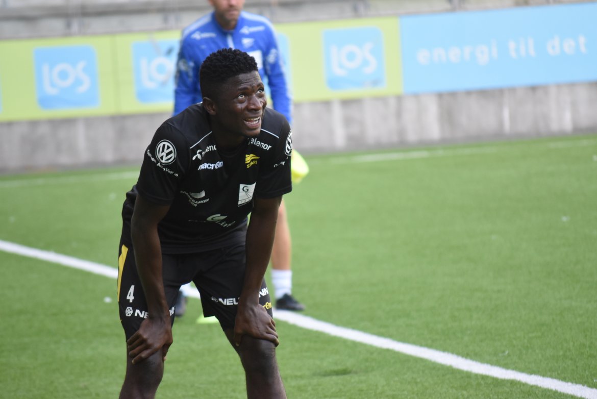 Afeez Aremu trente alternativt ettersom han sliter med en skade.