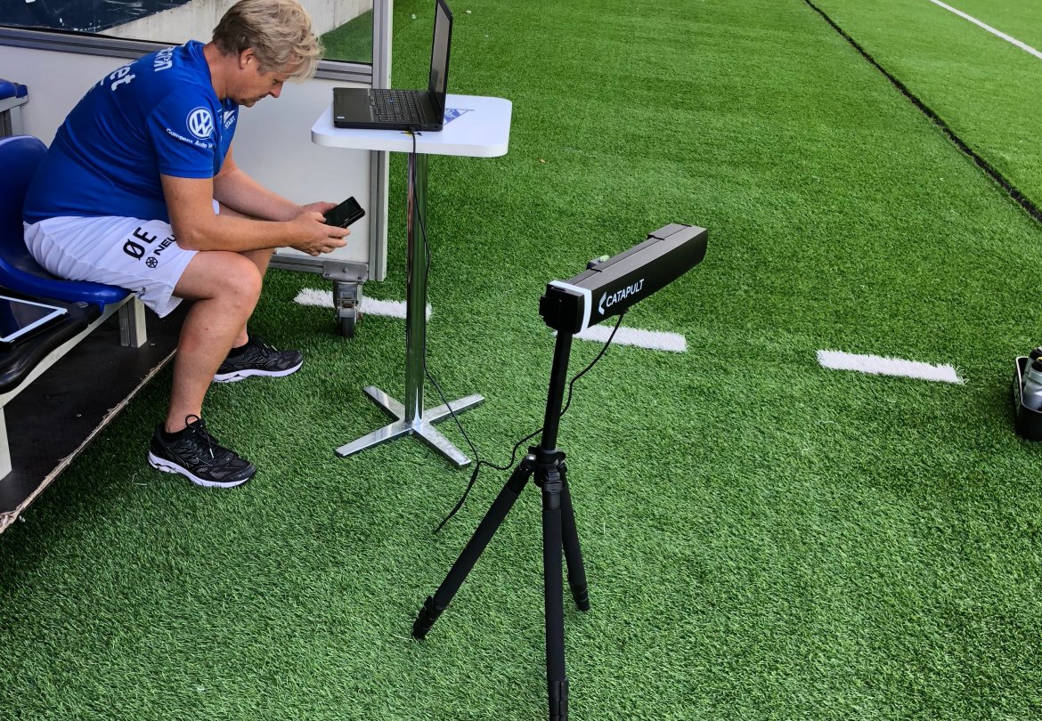 Sportslig koordinator Øyvind Evjen følger med på spillernes innsats. Puls, antall spurter, og mye mer blir registrert i løpet av økten.
