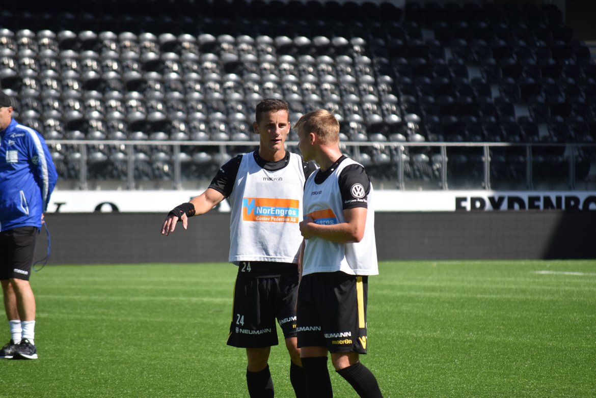 Venstresiden, Shala og Käck, diskuterer hvordan de skal løse oppgavene.