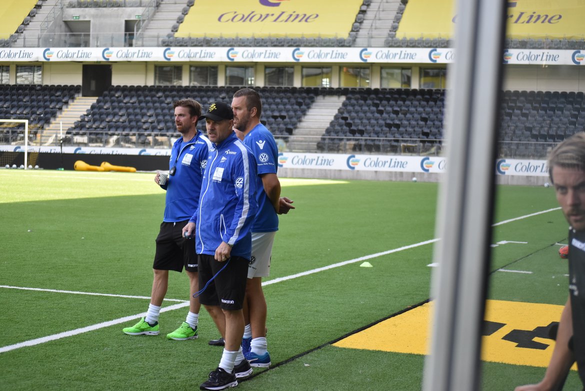 Tandberg, Rekdal og materialforvalter Hægeland følger med mens spillerne tyner ut de siste kreftene.