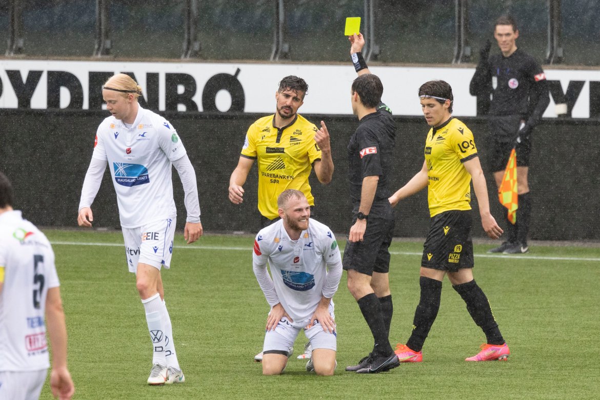 Mohamed El Makrini får sitt første gule kort for dagen.