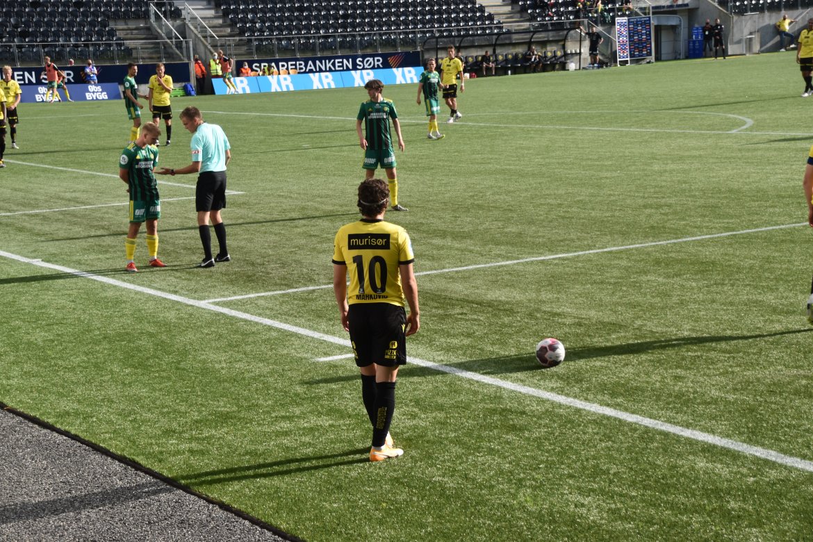 Eman Markovic tar hjørnespark for Start mot Ullensaker/Kisa