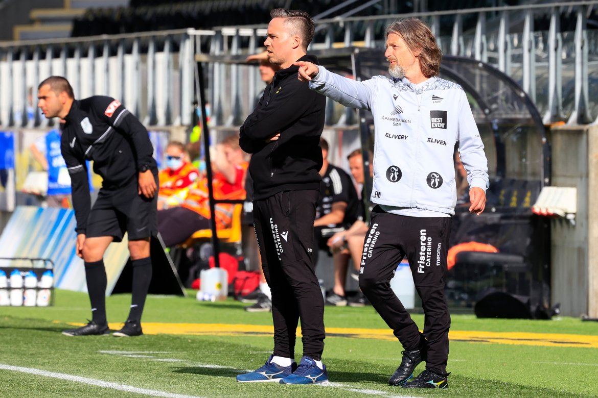 Alexander Øren og Erik Mykland styrer fra sidelinjen.