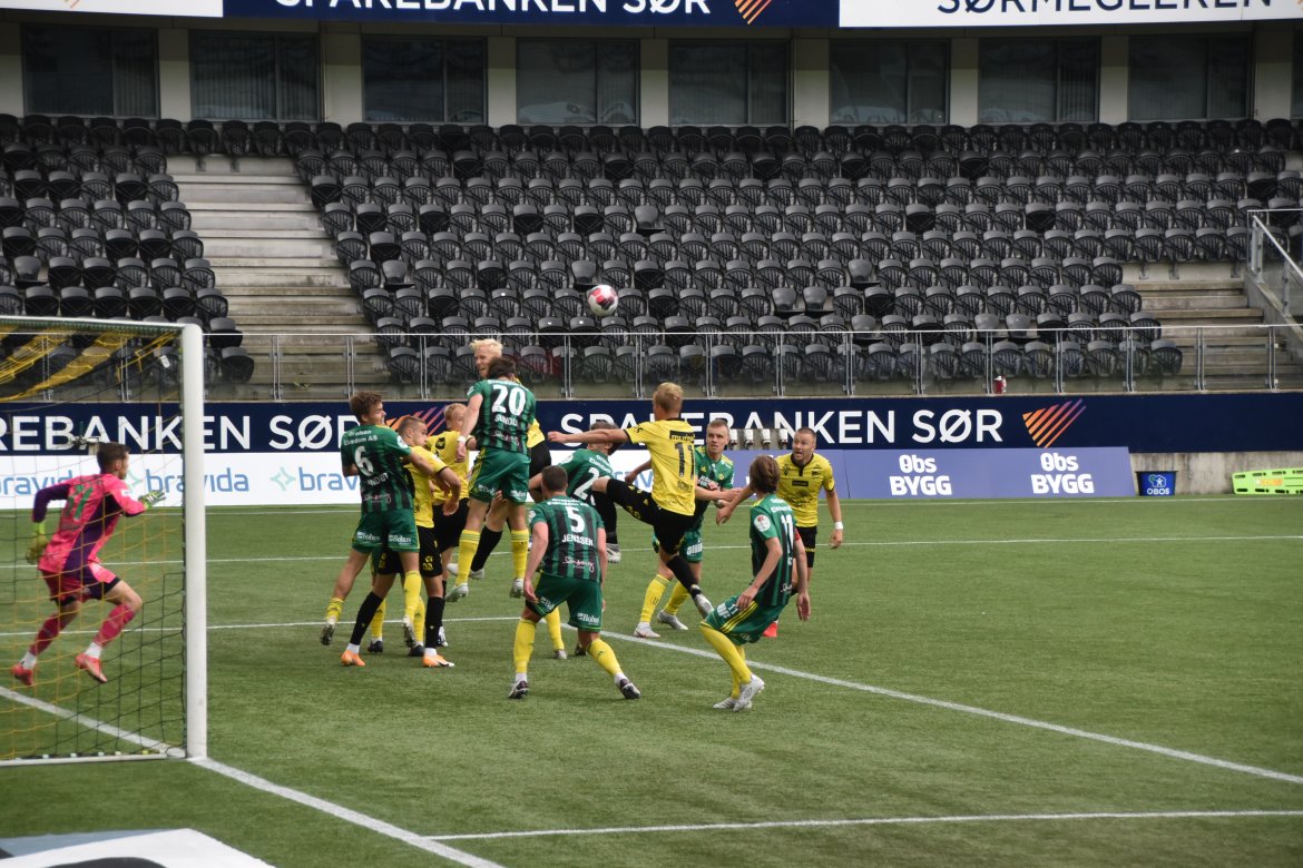 Eirik Schulze er nære på etter et hjørnespark