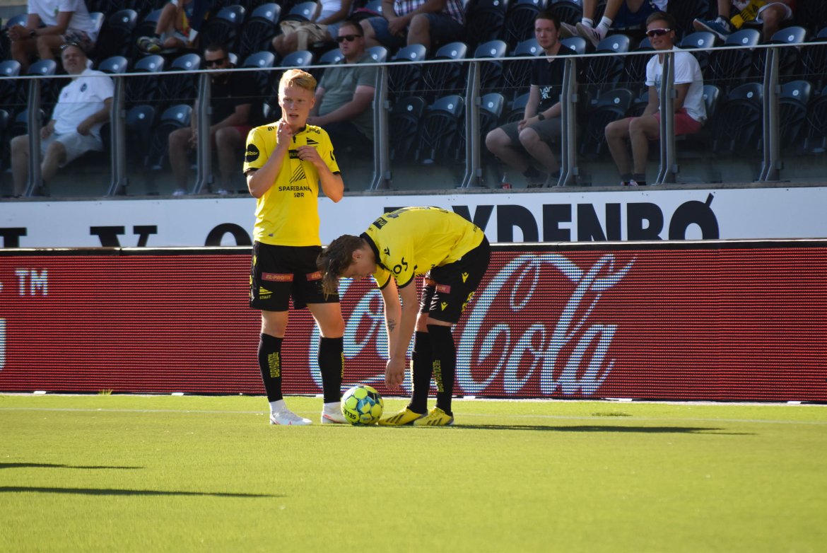Kristoffer Tønnessen og Mikael Ugland på en av kampens mange cornere. Foto: Kristian Øverland