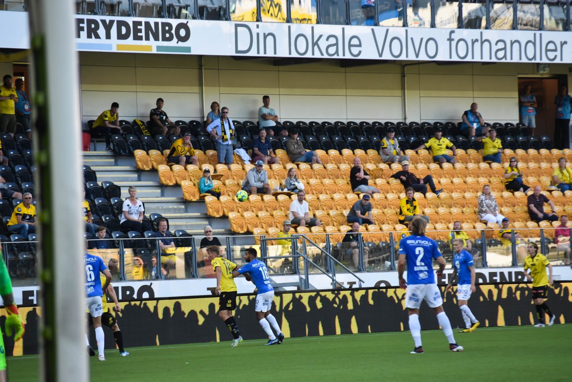 Publikum koser seg med trygge avstander. Foto: Kristian Øverland