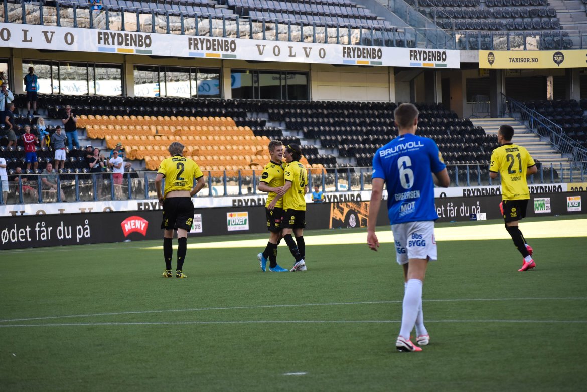 Bringaker og Skaanes feirer scoring. Foto: Kristian Øverland