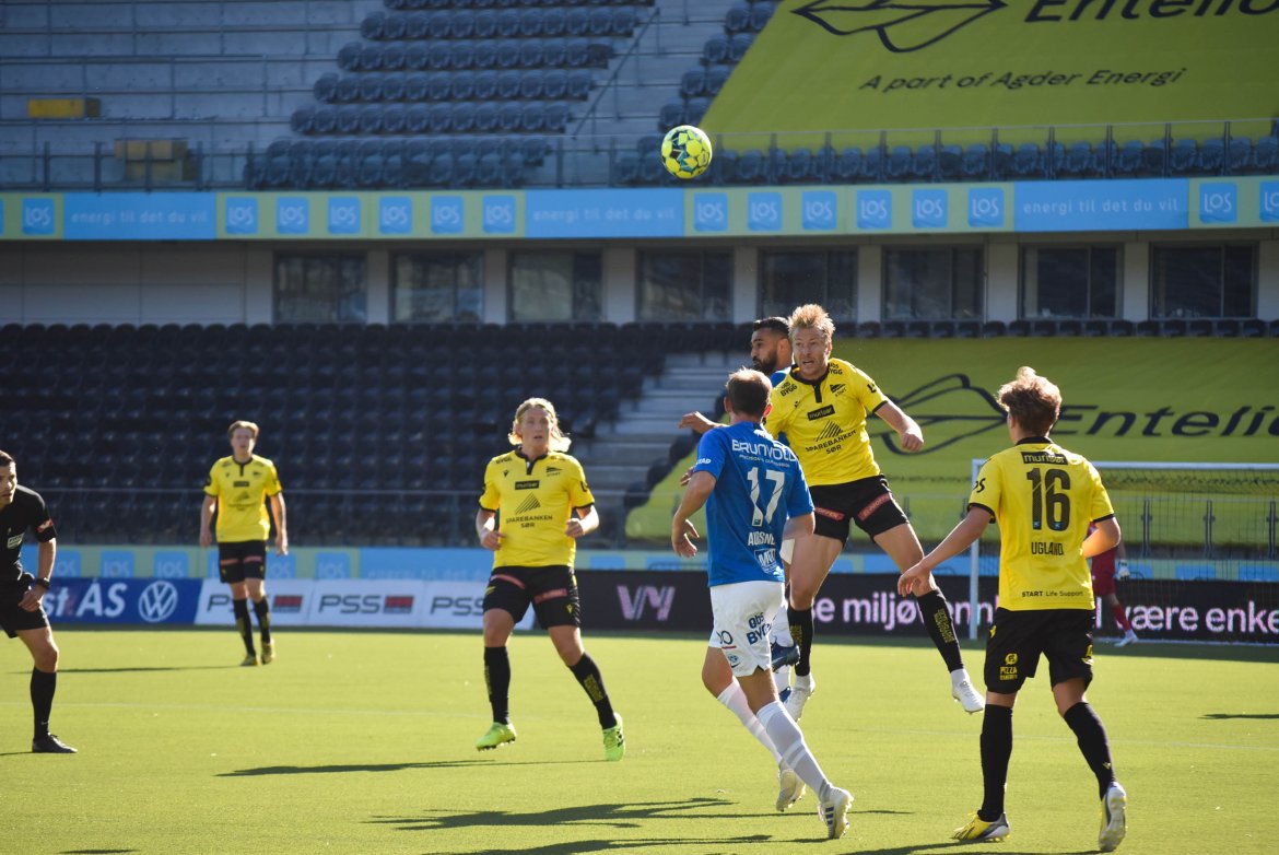 Henrik Robstad i duell med Molde-spiller. Foto: Kristian Øverland