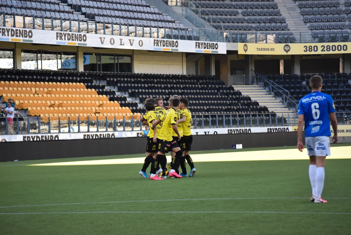 Felles feiring etter Start-scoring! Foto: Kristian Øverland