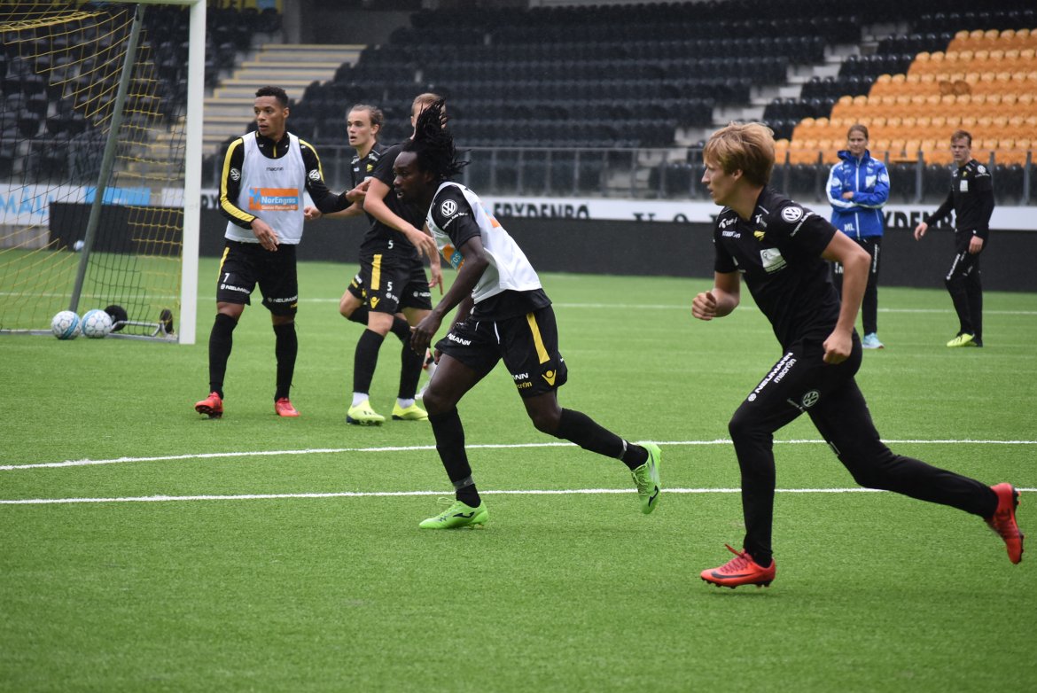 Ibrahim Arafat Mensag, med Sandberg like bak seg.