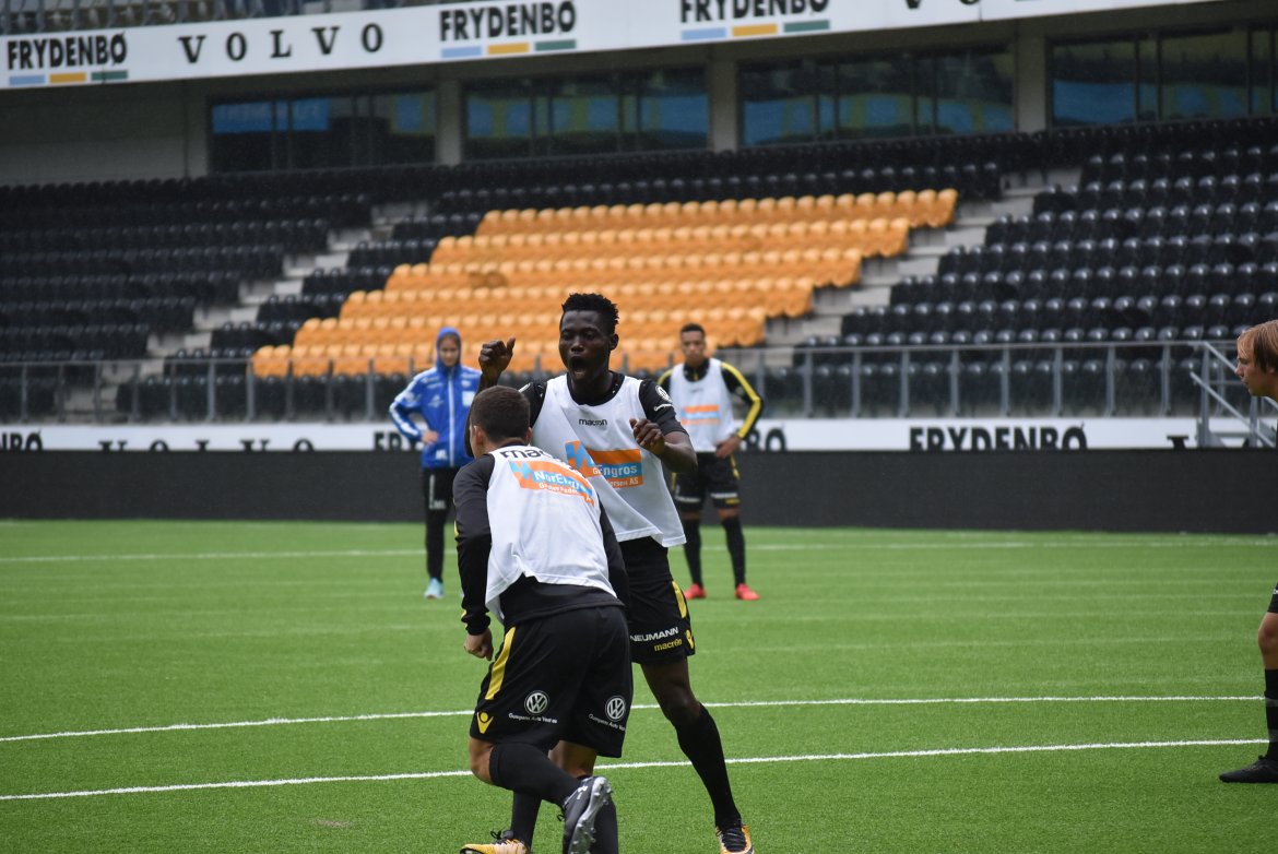 Adeleke Akinyemi gratulerer Herolind Shala med et flott mål.